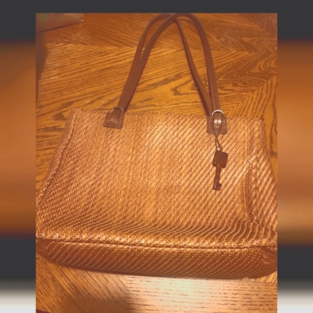 Fossil weaved brown shoulder bag Magnetic top closure